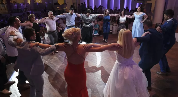 Sirtaki Düğün Dansı Videoları – Düğününüzde Farklılık Yaratın!